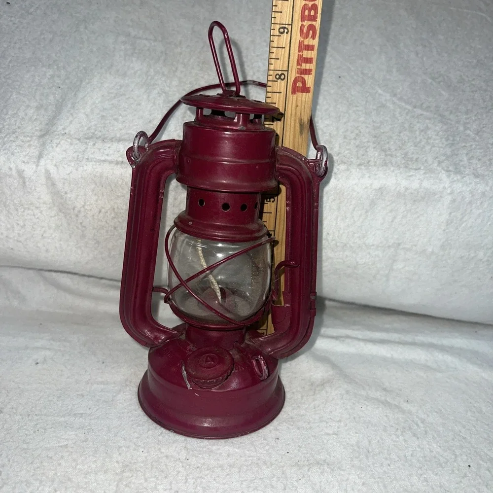 Original Kerosene Lantern Kerosene Red Made in Hong Kong Hurricane No. 202